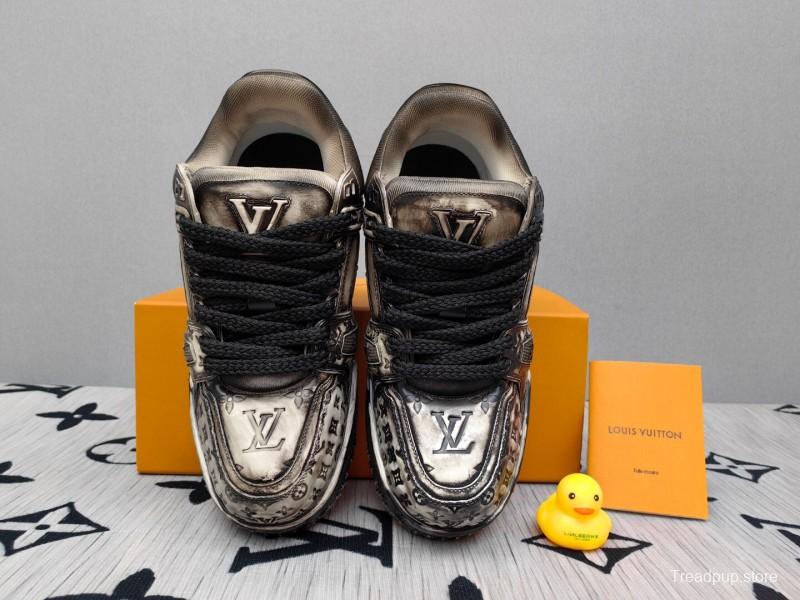 2025 Unisex Louis Vuitton Black White Leather Trainers KFY00510