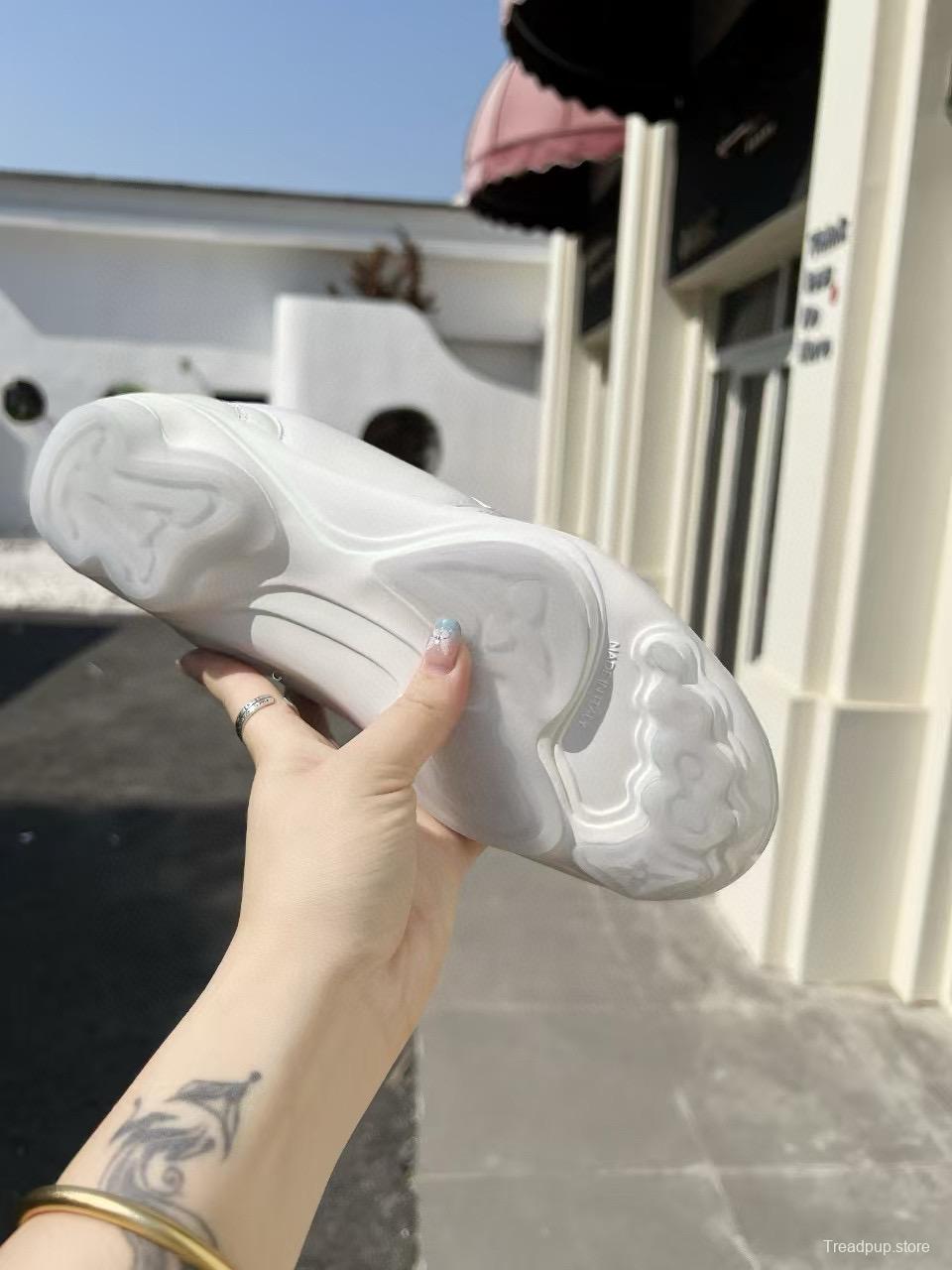 2025 Unisex Louis Vuitton White Leather Sneakers MJ00380