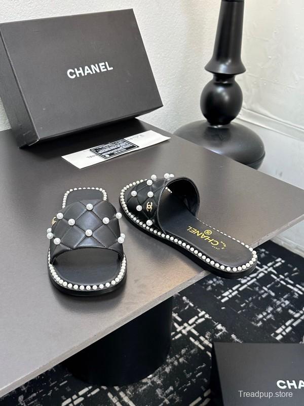 2025 Slippers CHANEL Black Leather Pearl Decor