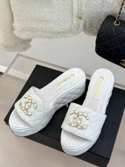 2025 Women Chanel White Leather Slippers
